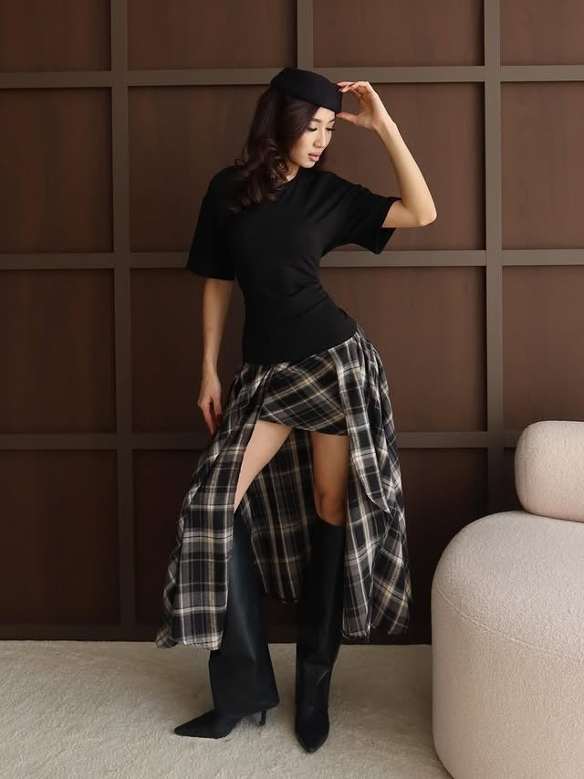 Ensemble deux pièces tendance : haut moulant et jupe à carreaux