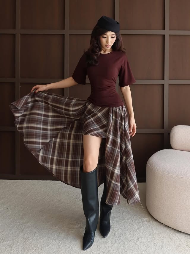 Ensemble deux pièces tendance : haut moulant et jupe à carreaux