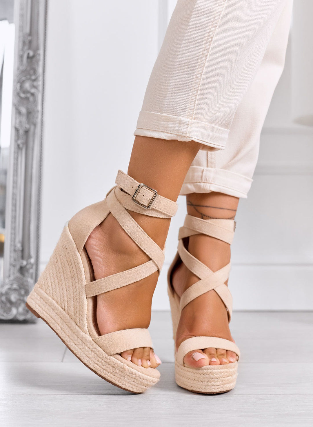 Sandales espadrilles à semelle compensée et brides croisées