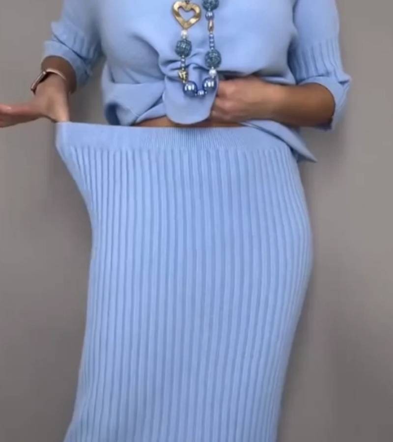 Ensemble élégant composé d'un pull à col roulé et d'une jupe