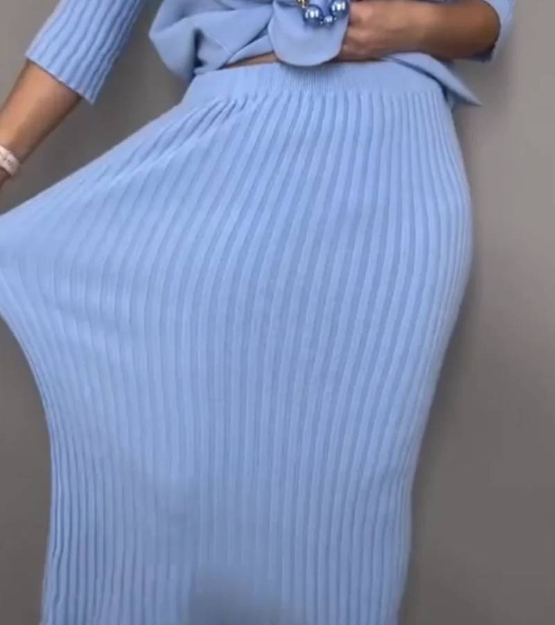 Ensemble élégant composé d'un pull à col roulé et d'une jupe