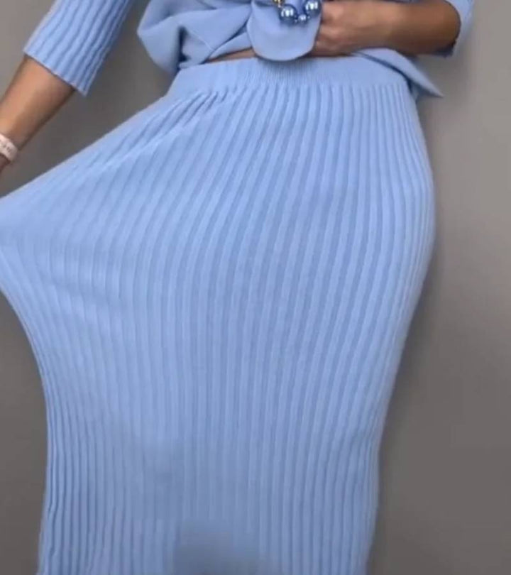 Ensemble élégant composé d'un pull à col roulé et d'une jupe