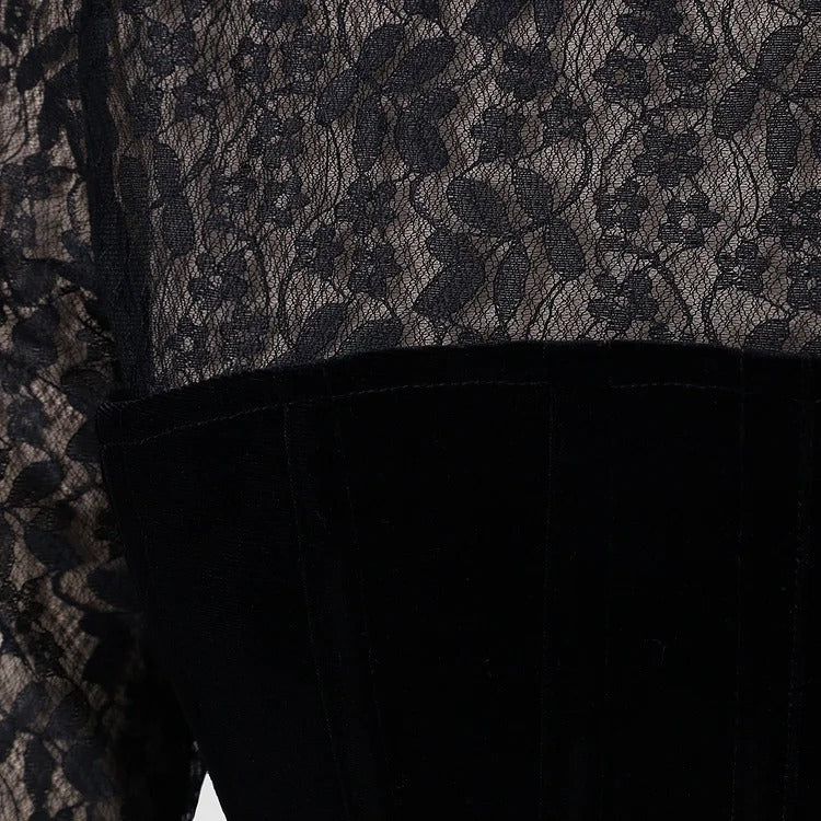 Robe moulante noire à manches longues en velours et dentelle
