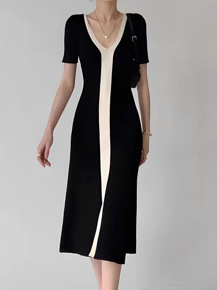 Robe mi-longue fendue en tricot bicolore à col en V