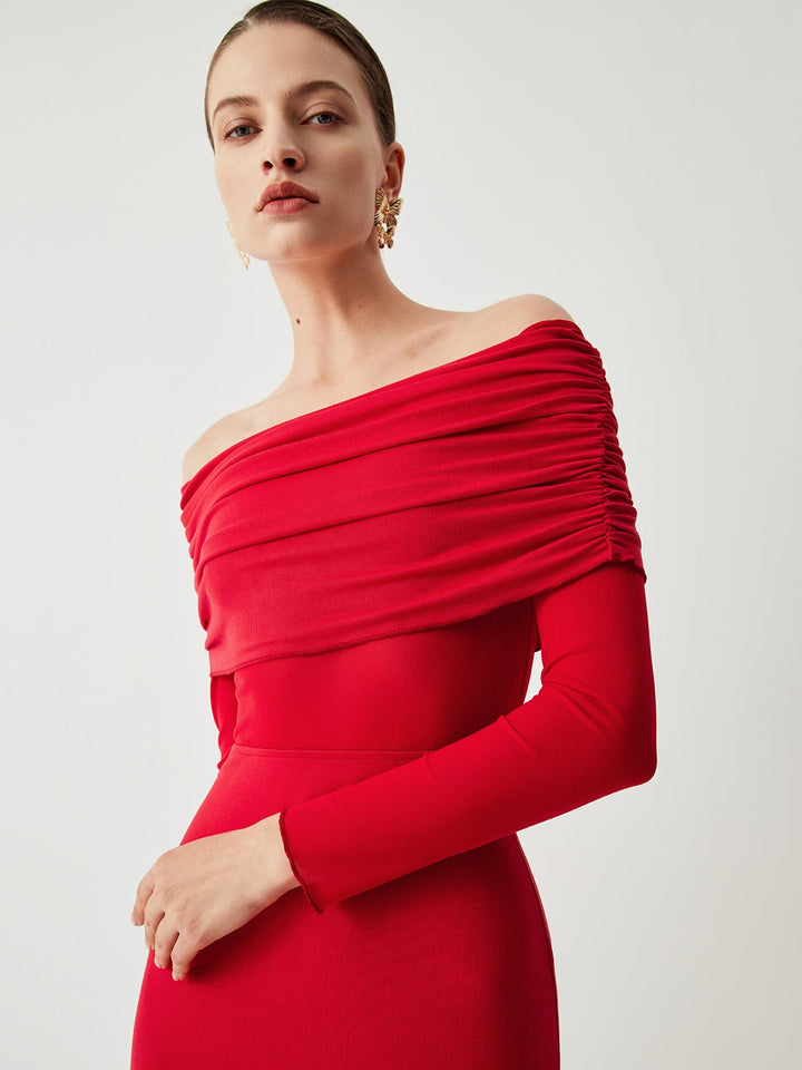 Robe longue en maille à épaules dénudées et manches longues