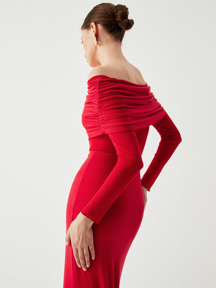 Robe longue en maille à épaules dénudées et manches longues