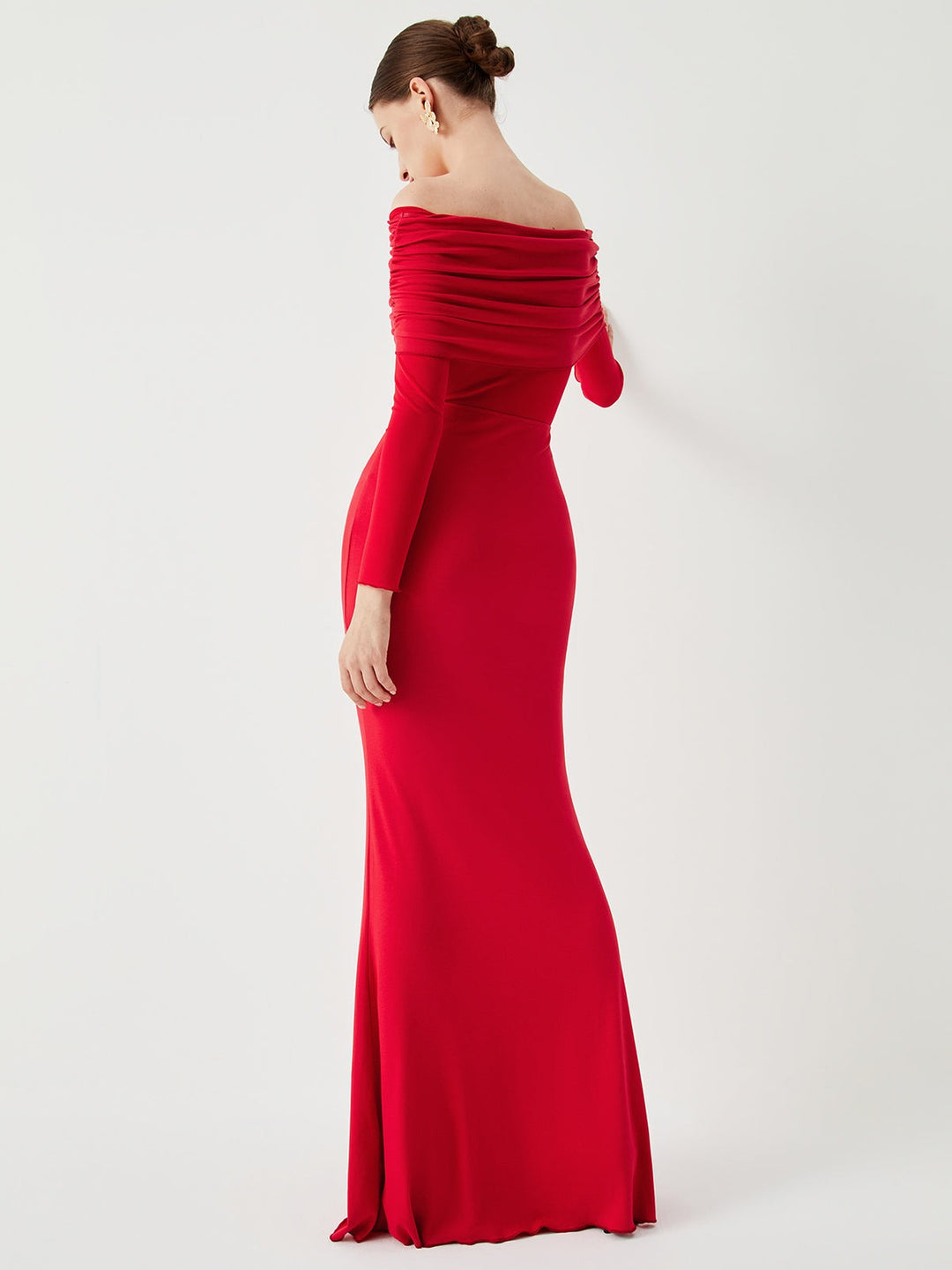 Robe longue en maille à épaules dénudées et manches longues