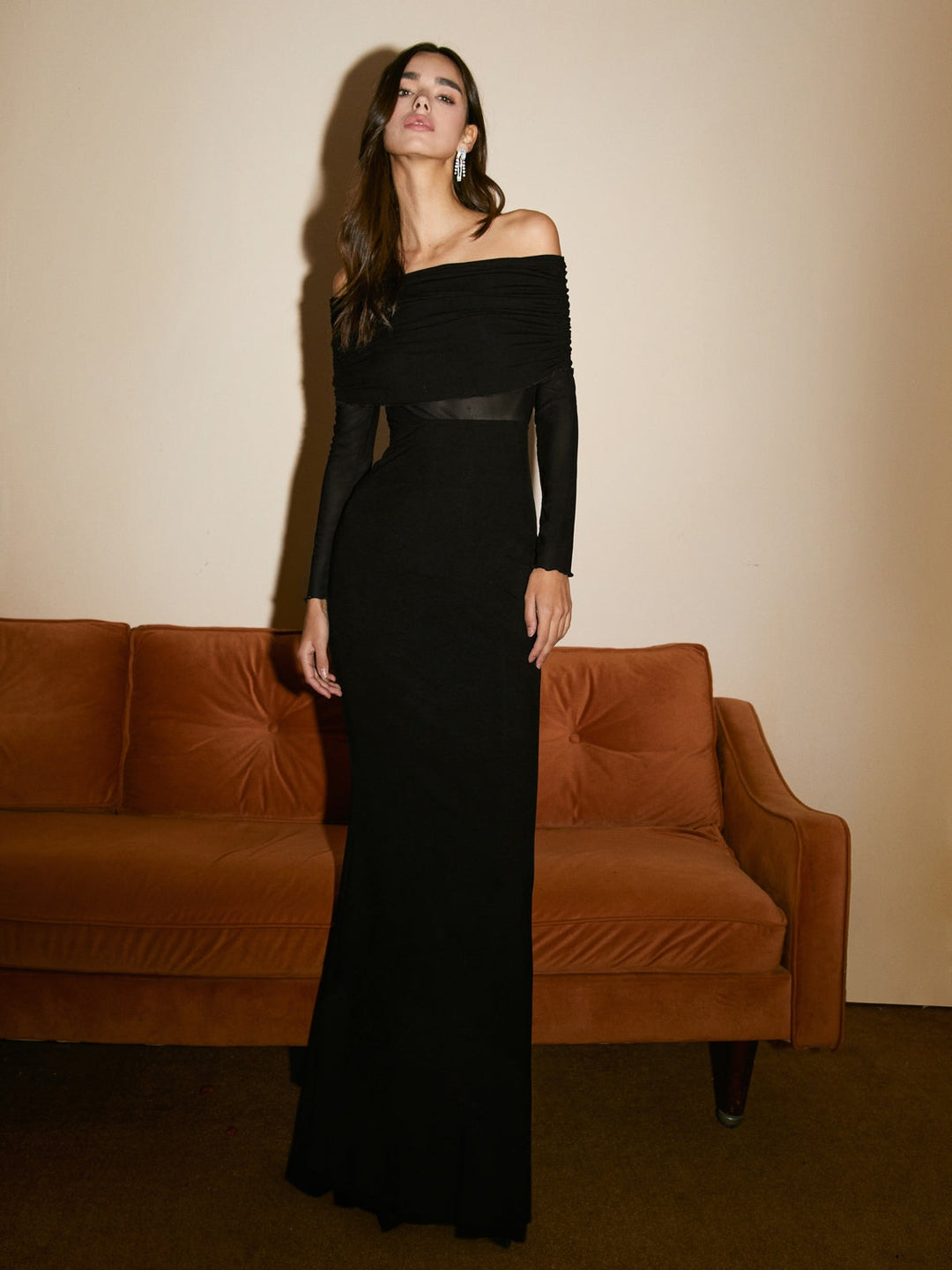 Robe longue en maille à épaules dénudées et manches longues