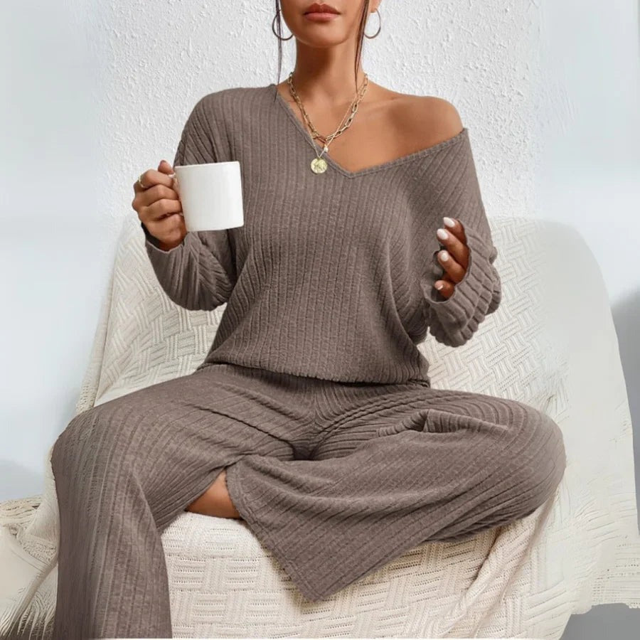 Ensemble cosy confort avec un pantalon et un haut à col V