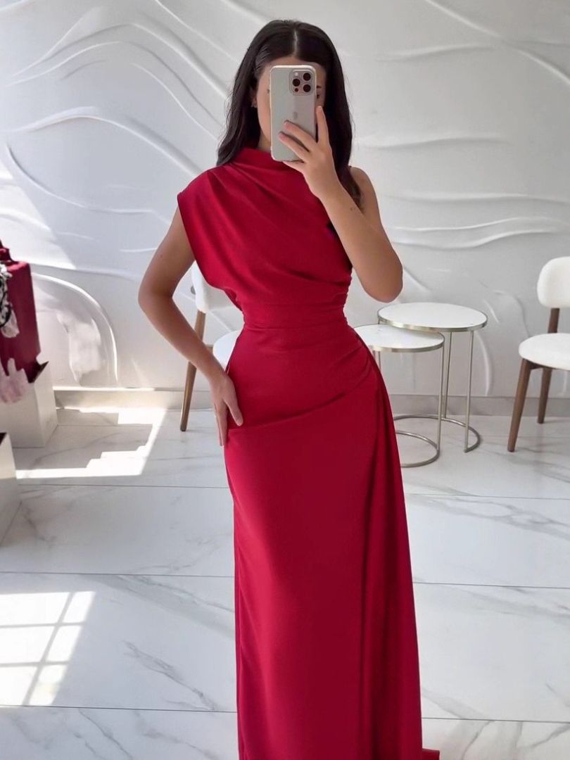 Robe élégante à épaules inclinées