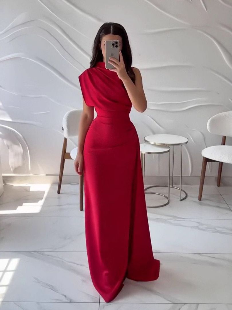 Robe élégante à épaules inclinées