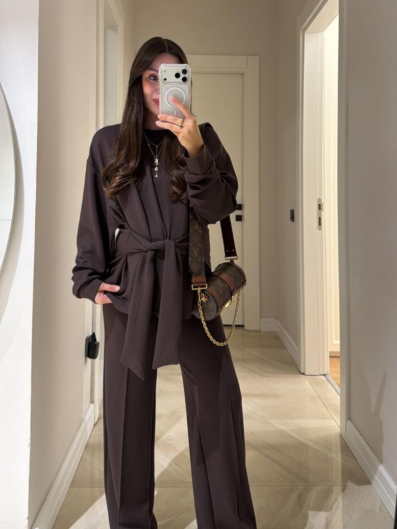 Ensemble deux pièces décontracté avec haut à lacets et pantalon