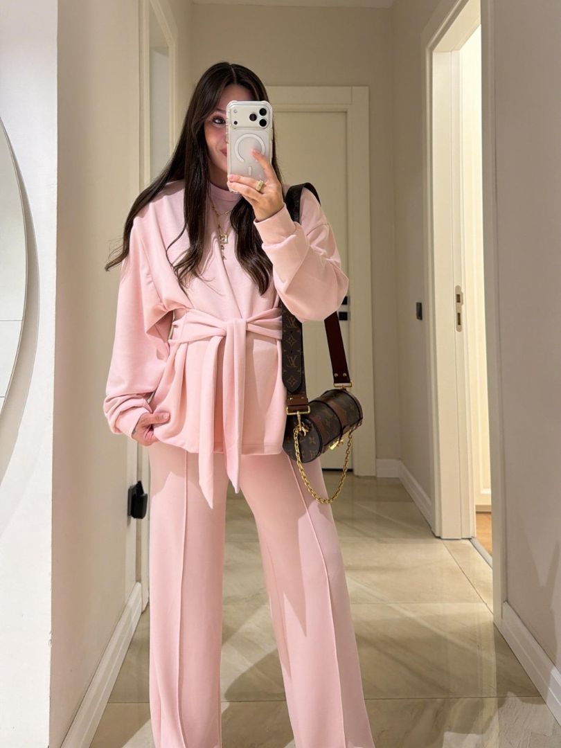 Ensemble deux pièces décontracté avec haut à lacets et pantalon