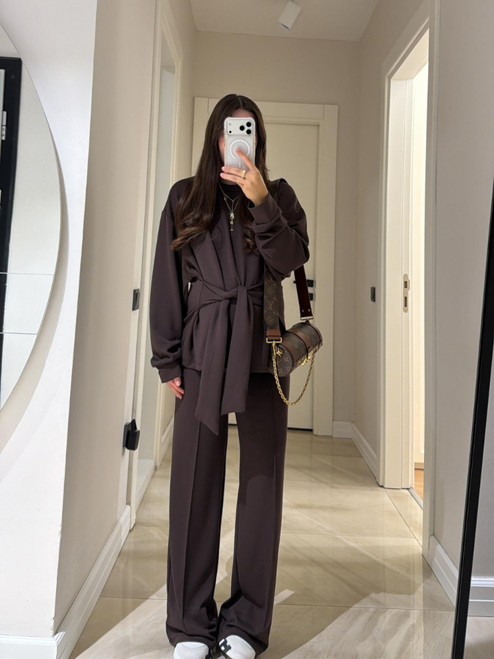 Ensemble deux pièces décontracté avec haut à lacets et pantalon