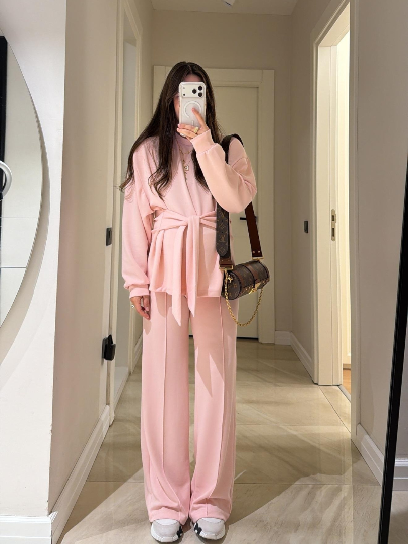 Ensemble deux pièces décontracté avec haut à lacets et pantalon
