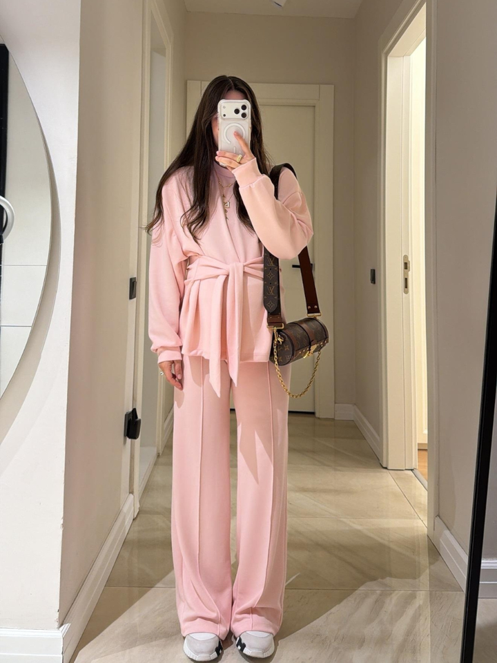 Ensemble deux pièces décontracté avec haut à lacets et pantalon