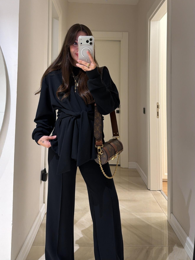 Ensemble deux pièces décontracté avec haut à lacets et pantalon