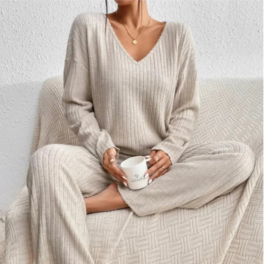 Ensemble cosy confort avec un pantalon et un haut à col V