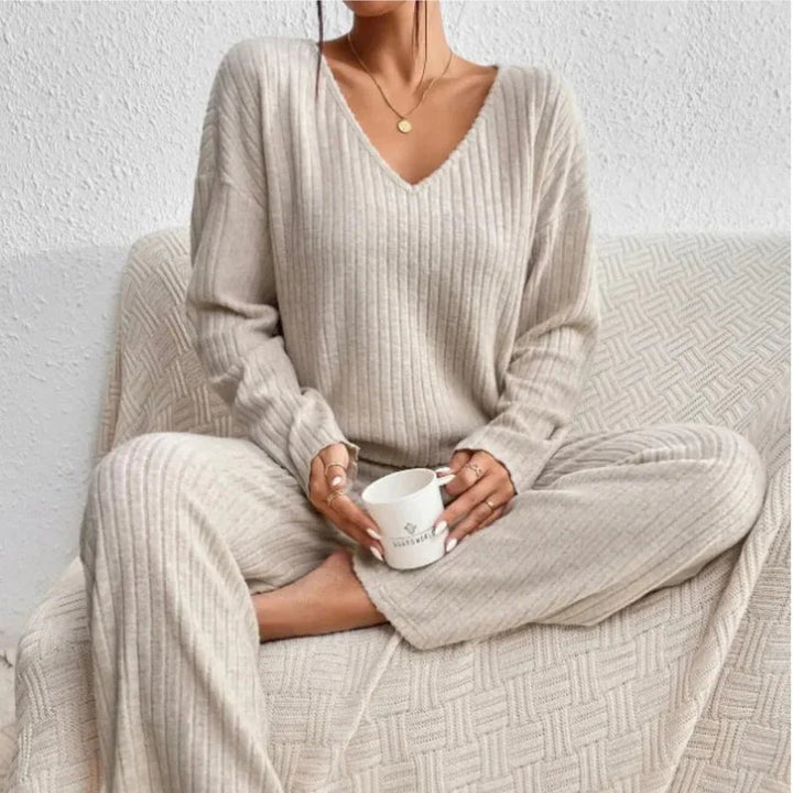 Ensemble cosy confort avec un pantalon et un haut à col V