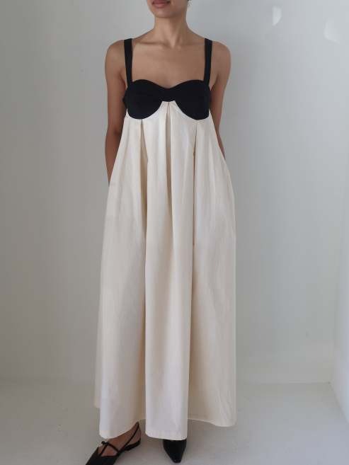 Robe longue ample en lin dos nu