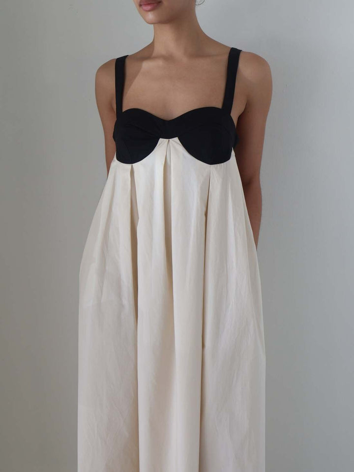 Robe longue ample en lin dos nu