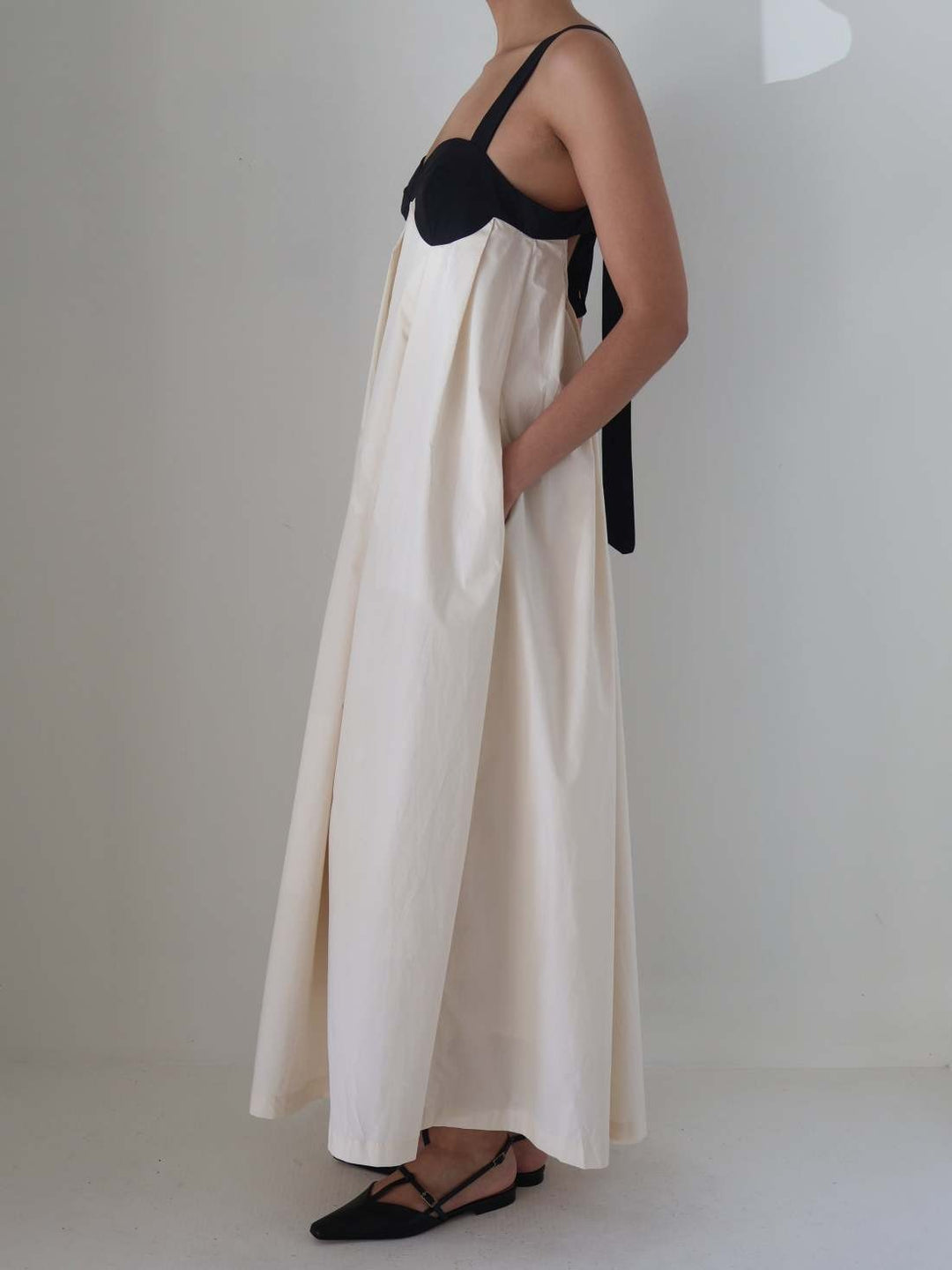 Robe longue ample en lin dos nu