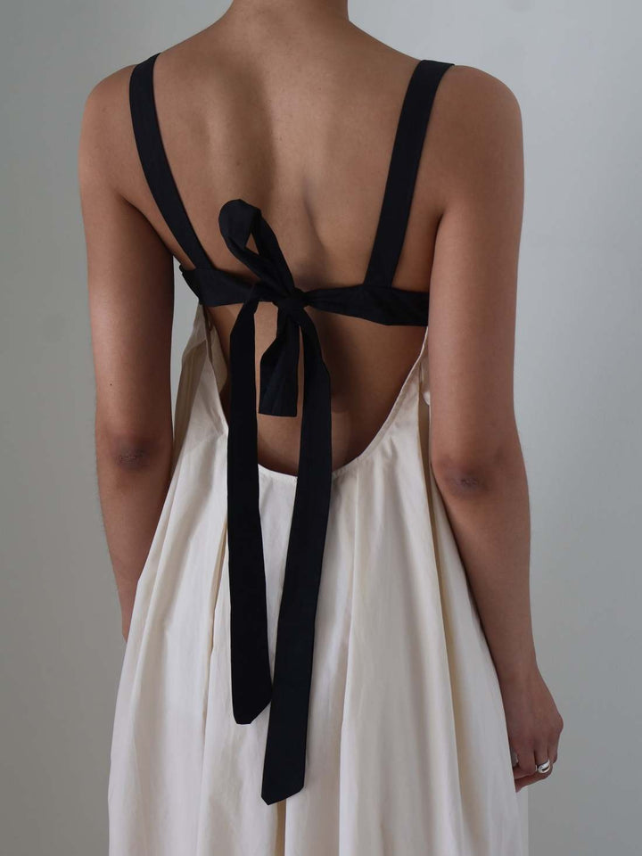 Robe longue ample en lin dos nu