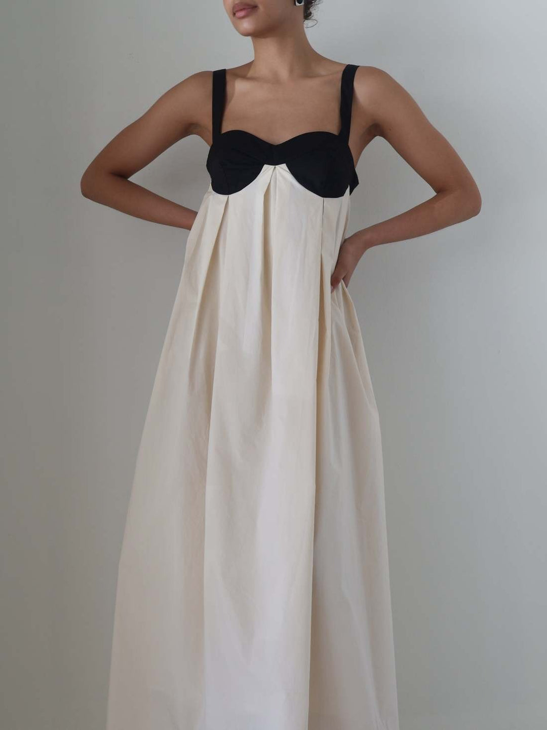 Robe longue ample en lin dos nu