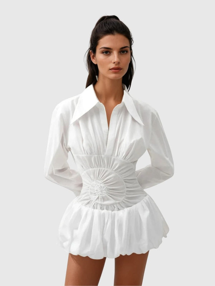 Robe courte froncée à col plié
