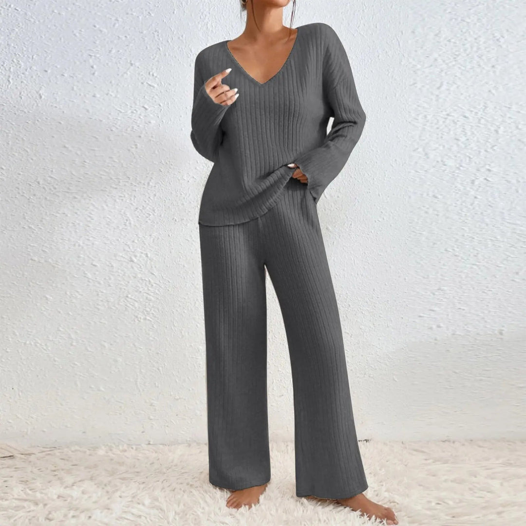 Ensemble cosy confort avec un pantalon et un haut à col V