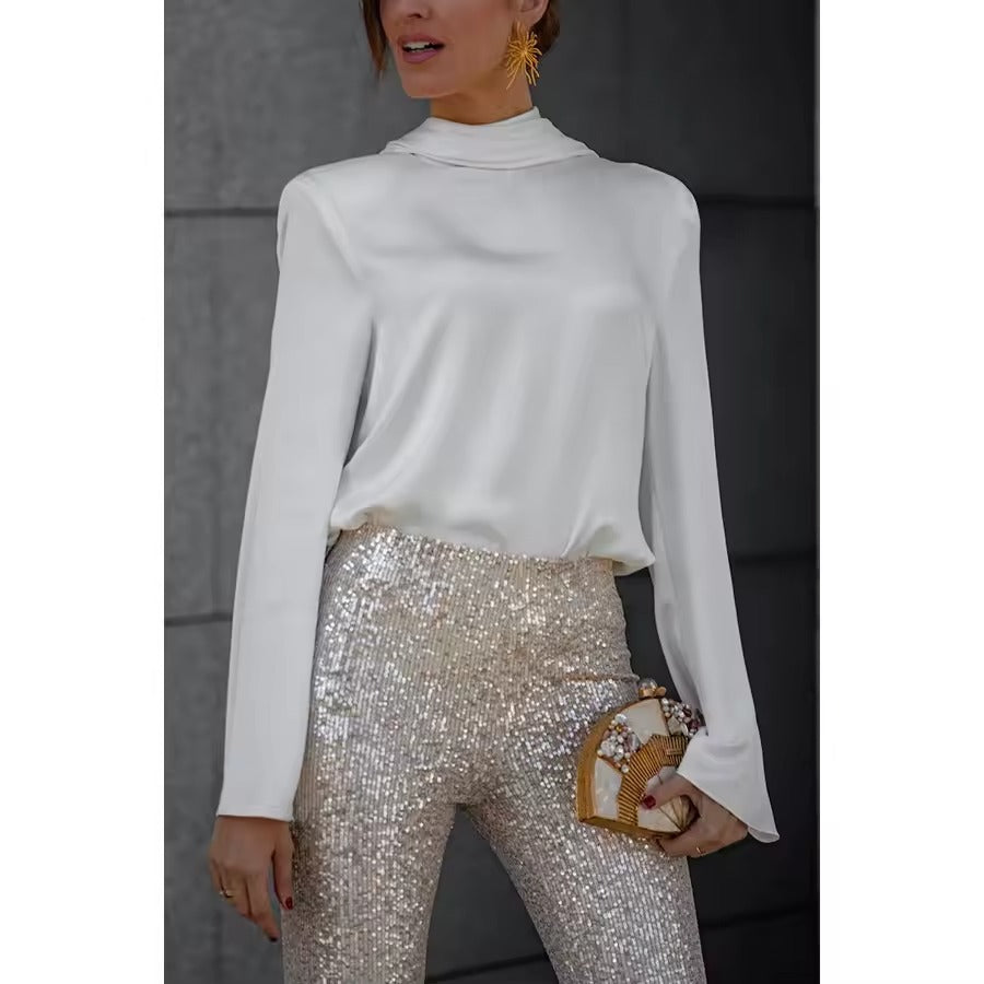 Haut à col bénitier en satin et pantalon évasé à paillettes