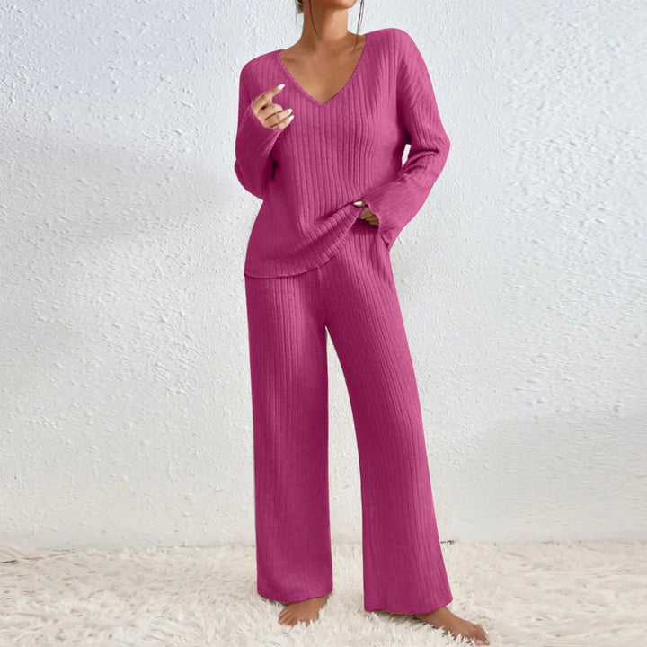 Ensemble cosy confort avec un pantalon et un haut à col V