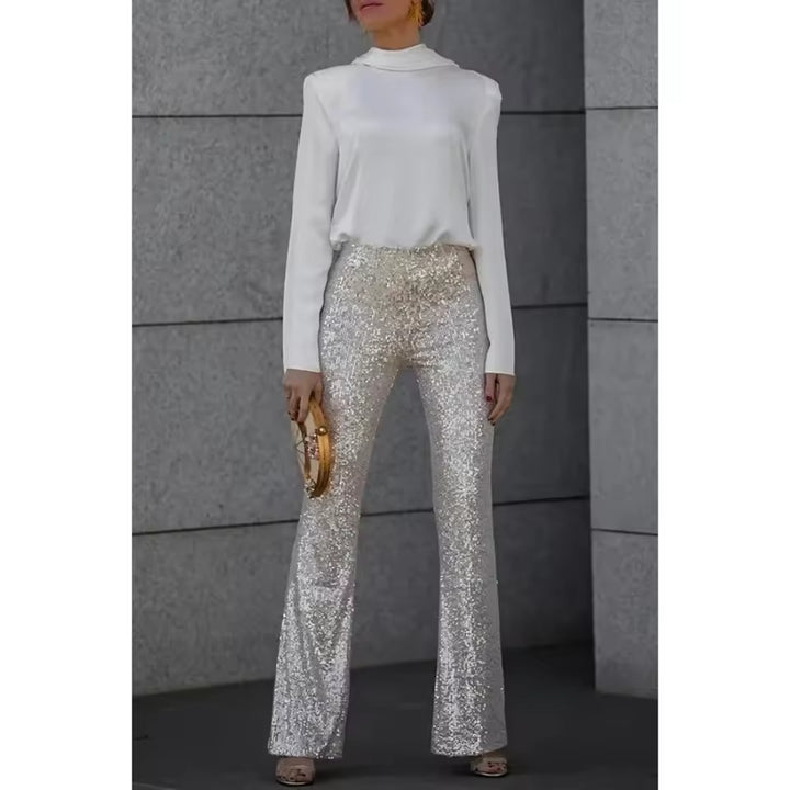 Haut à col bénitier en satin et pantalon évasé à paillettes