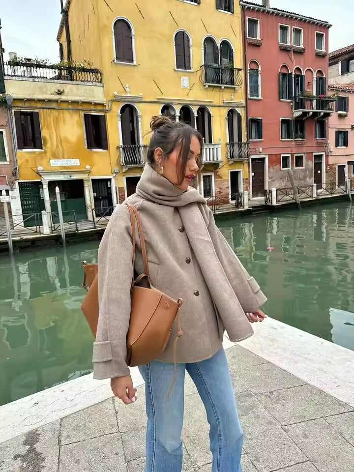 Manteau à cape en laine surdimensionné