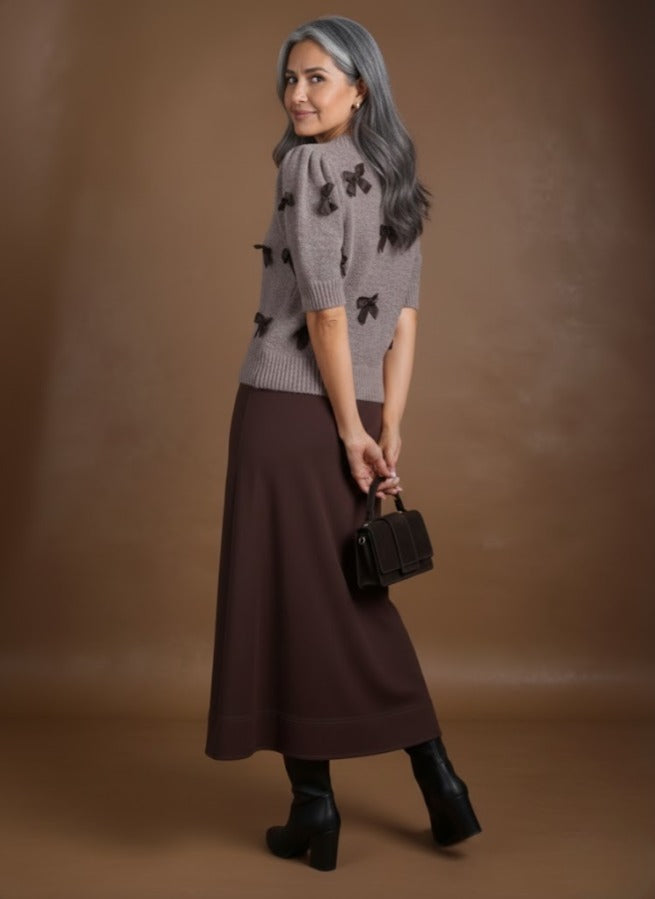 Ensemble féminin robe et pull élégant chaleureux