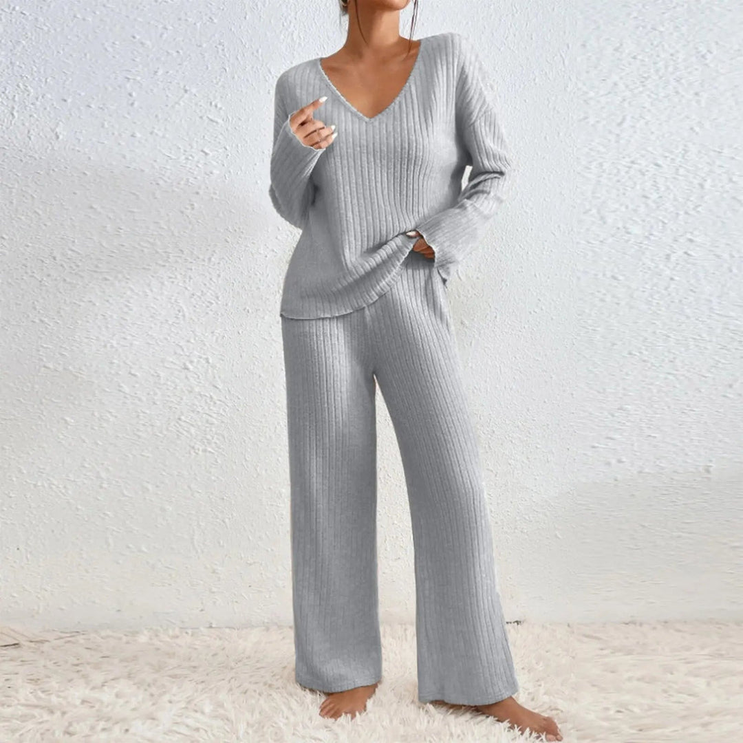 Ensemble cosy confort avec un pantalon et un haut à col V