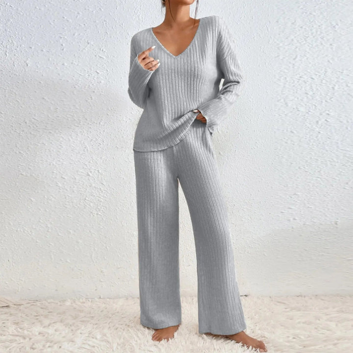 Ensemble cosy confort avec un pantalon et un haut à col V