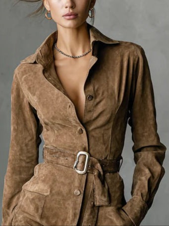 Robe mi-longue en daim à simple boutonnage et revers