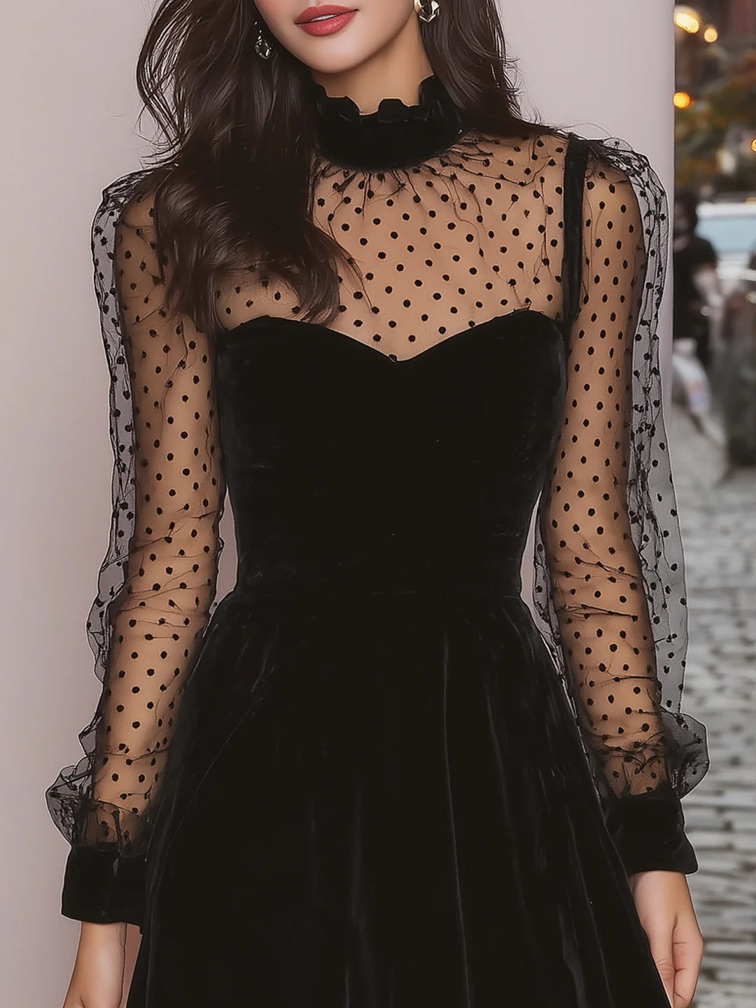 Robe courte à manches transparentes en velours noir à pois