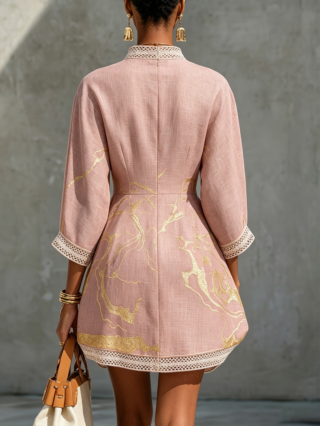 Seraphina | Vestido de encaje de ganchillo con estampado dorado y escote en V