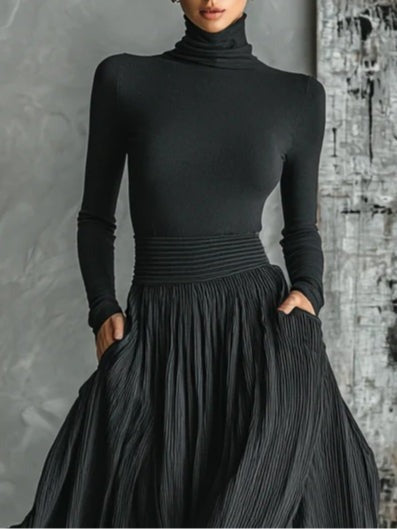 Ensemble jupe plissée et t-shirt moulant noir à col roulé