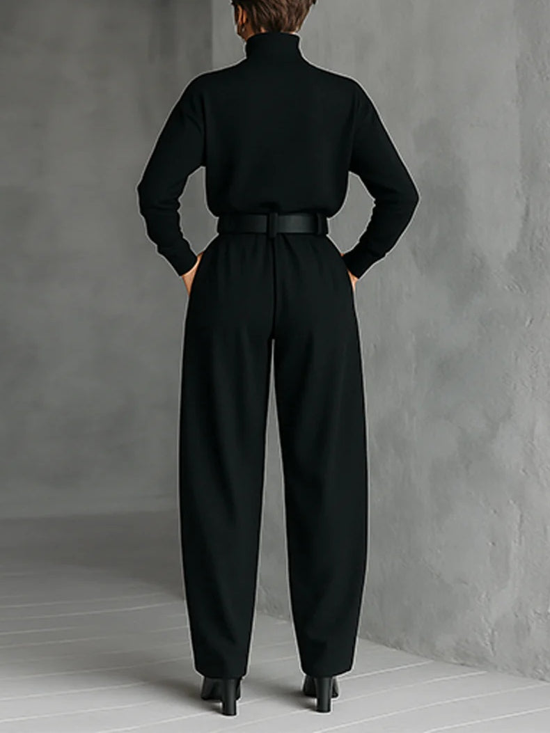 Ensemble avec haut à col roulé et pantalon coupe droite