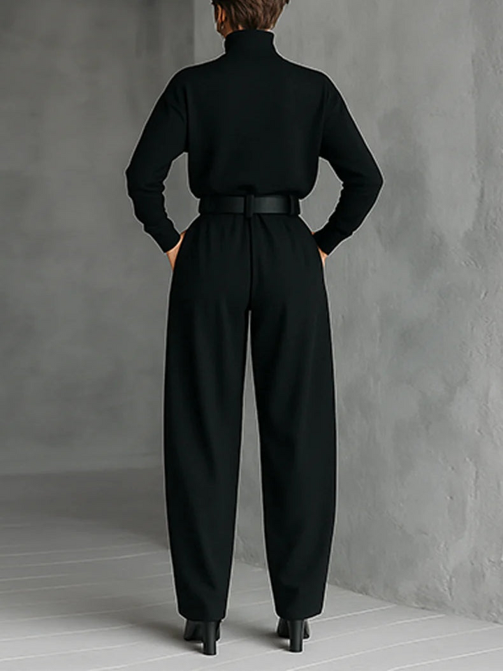 Ensemble avec haut à col roulé et pantalon coupe droite