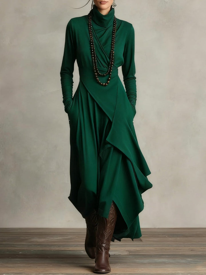 Robe longue plissée asymétrique à col montant