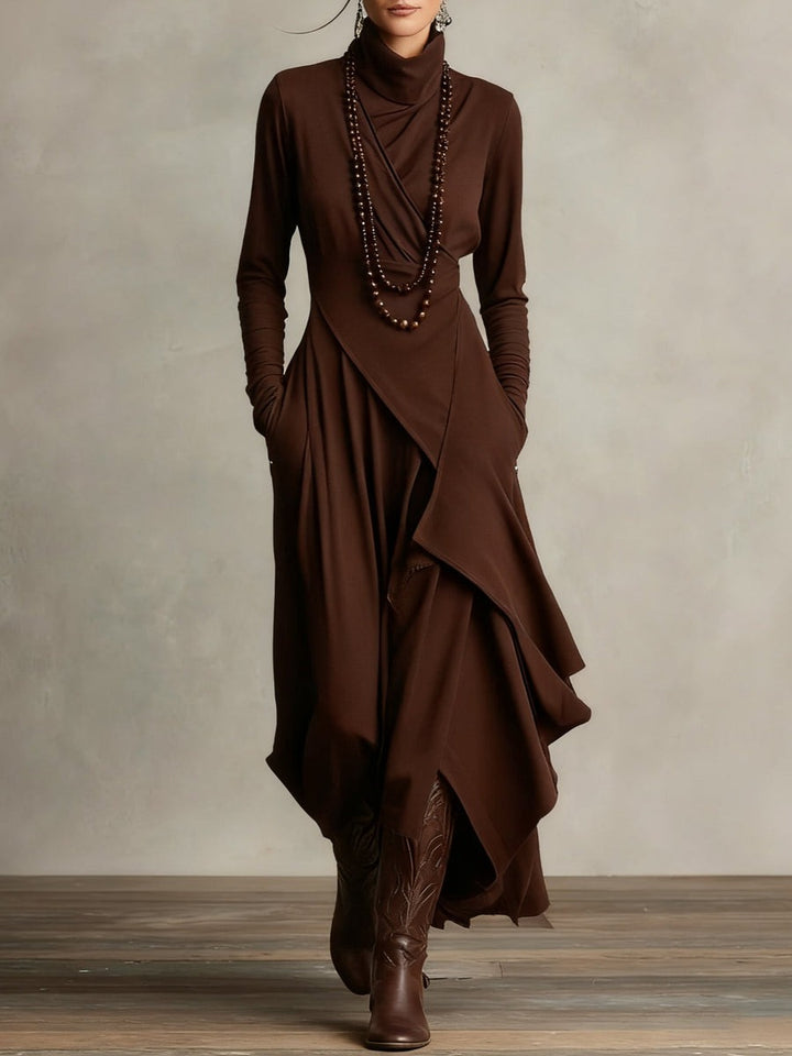 Robe longue plissée asymétrique à col montant