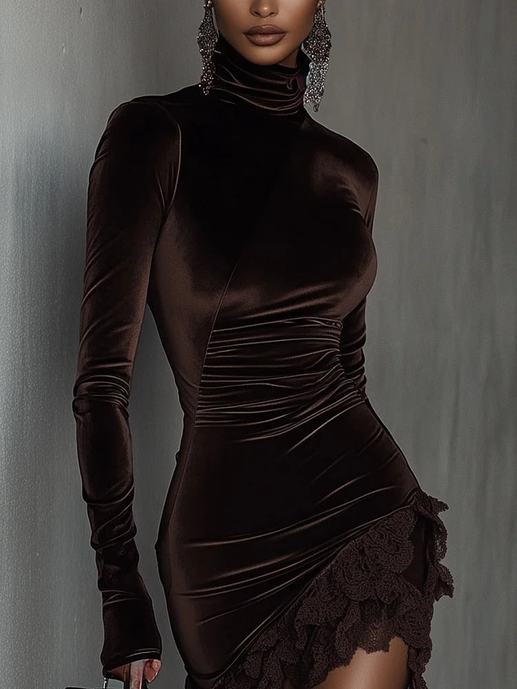 Robe en velours à col roulé et ourlet en dentelle