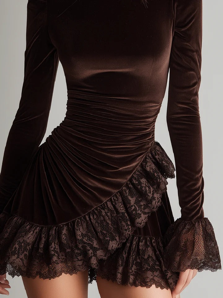 Robe courte en velours à col roulé et ourlet en dentelle
