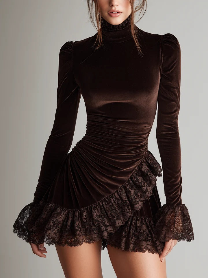 Robe courte en velours à col roulé et ourlet en dentelle