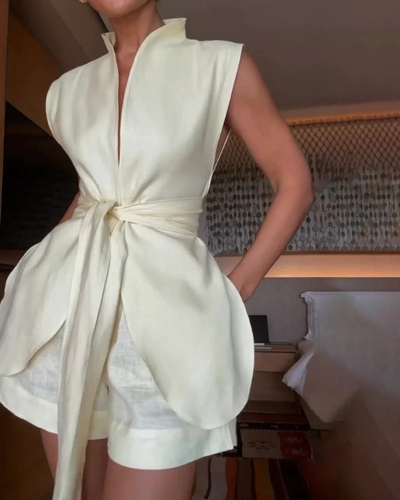 Ensemble deux pièces avec gilet sans manches à lacets et short