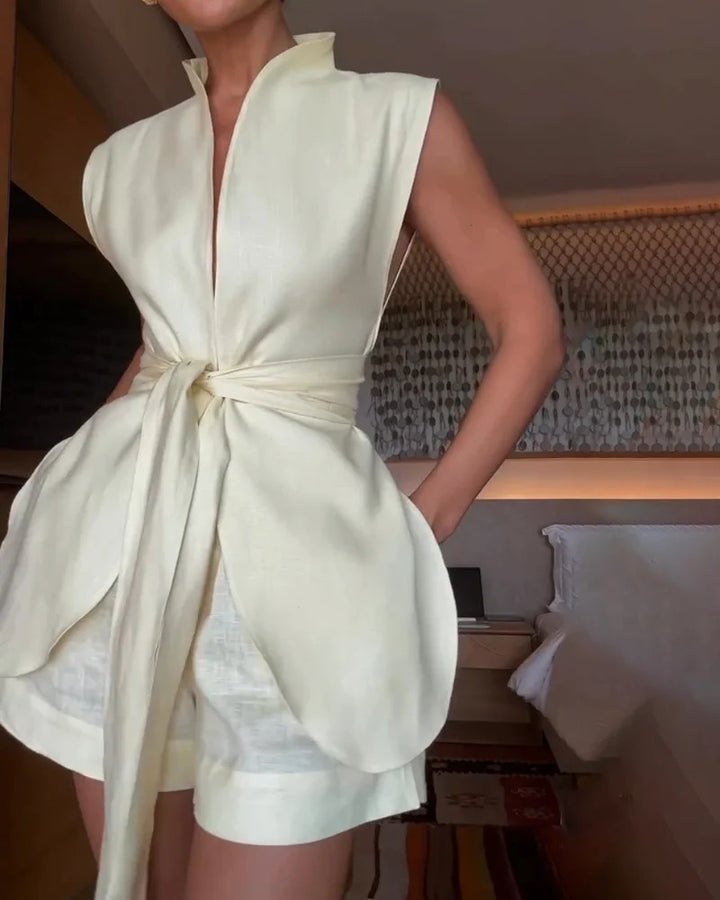 Ensemble deux pièces avec gilet sans manches à lacets et short